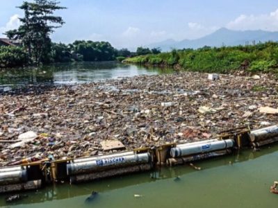 River boom enables plastics cleanup.